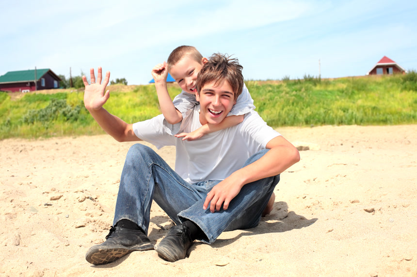 小男孩用手搂着哥哥的脖子微笑人像实拍外国模特兄弟关系