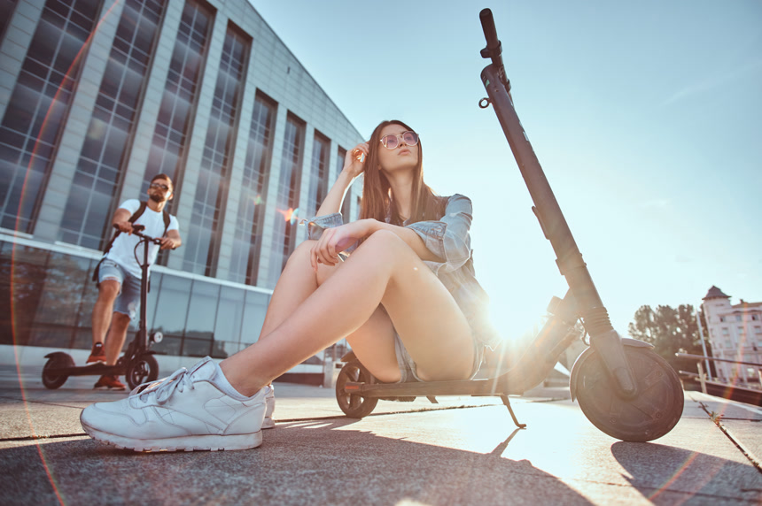 两对好朋友的一对正在用他们的滑板车感到寒心生活方式