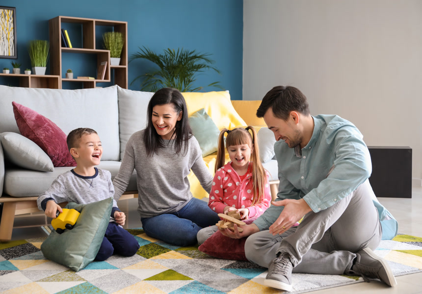 客厅里一家人玩游戏亲子时光广告素材