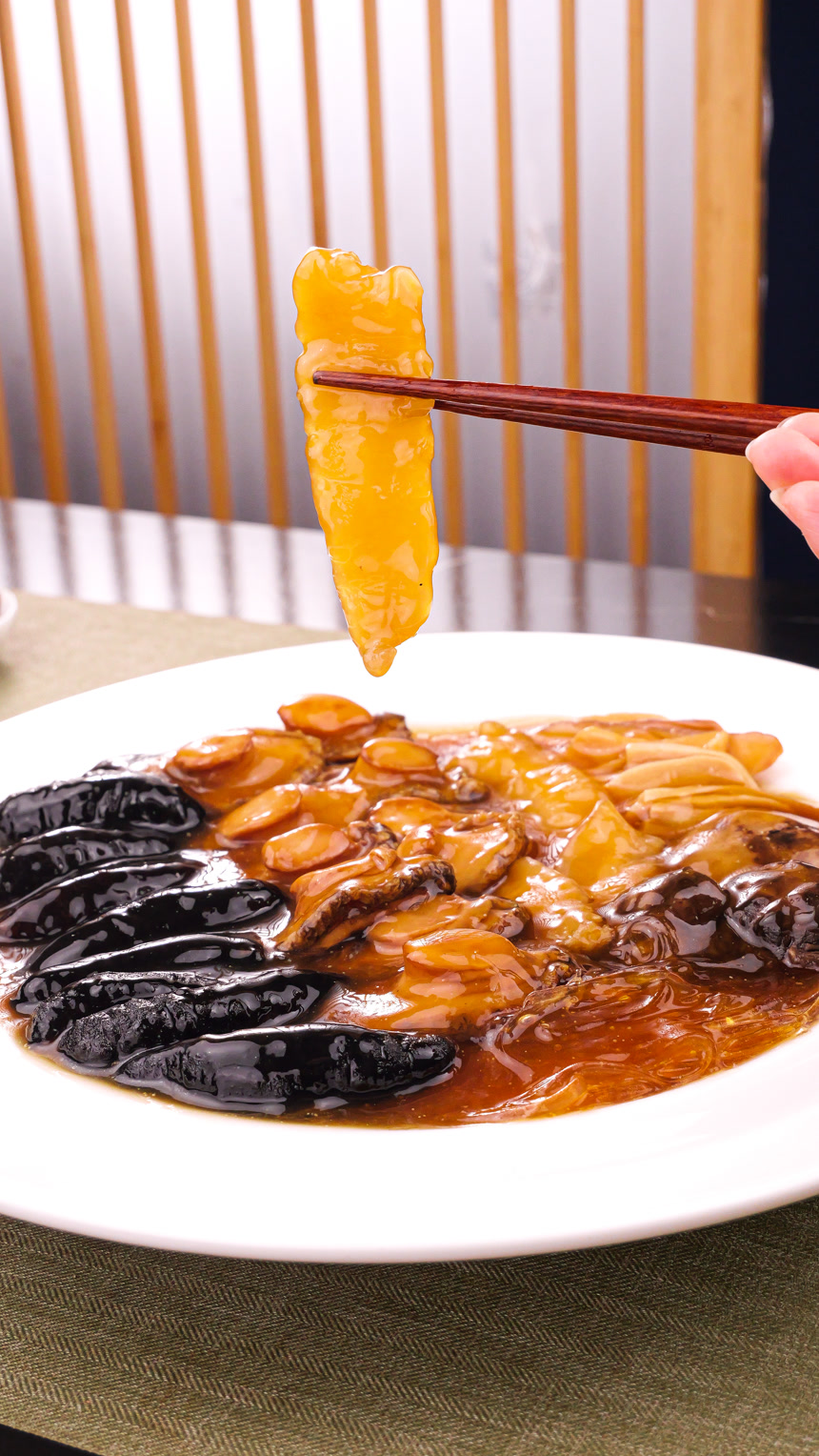 盘子里装的鲍鱼海参菜品