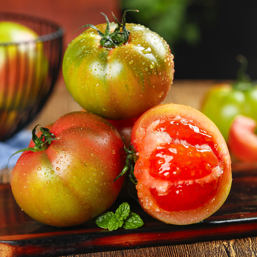 浅底上的铁皮柿子