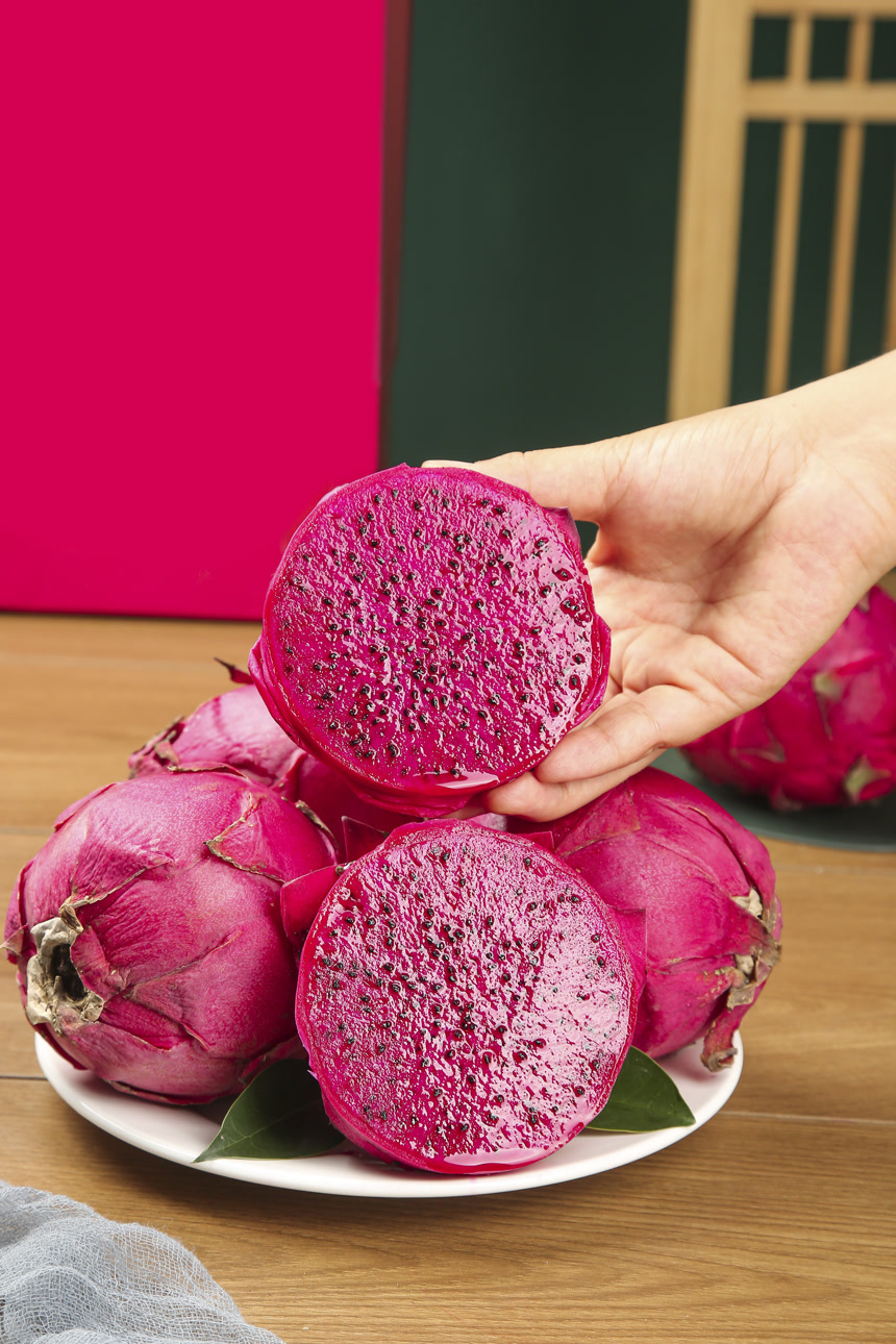 木底上的红心火龙果