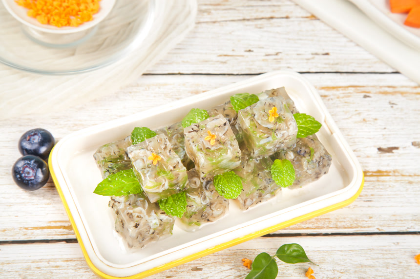 浅底上的鱼皮冻