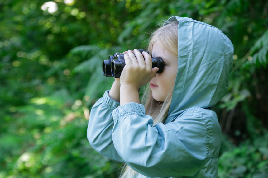 拿着望眼镜观看的小女孩生活方式