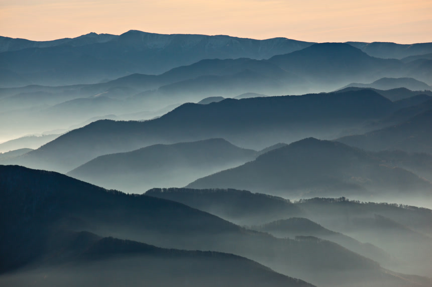 薄雾笼罩群山远眺水墨山水画