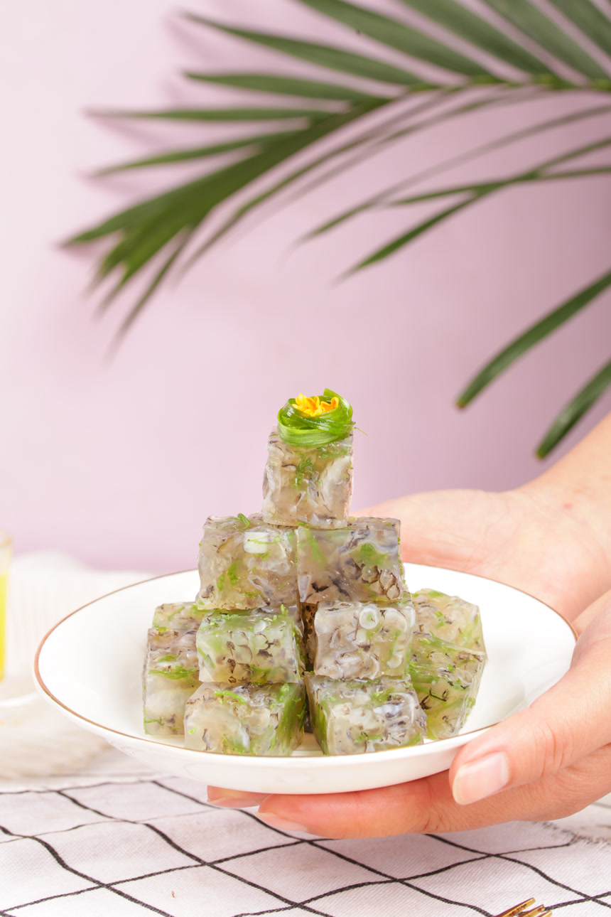 浅底上的鱼皮冻