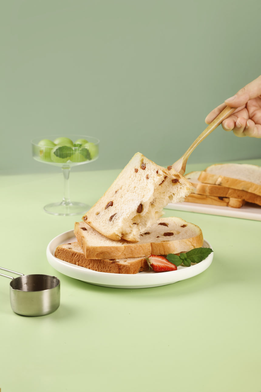 浅底上的葡萄干吐司