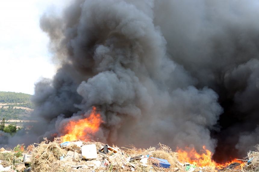 烈火熊熊燃烧，浓烟滚滚燃烧废料垃圾灰色浓烟图片