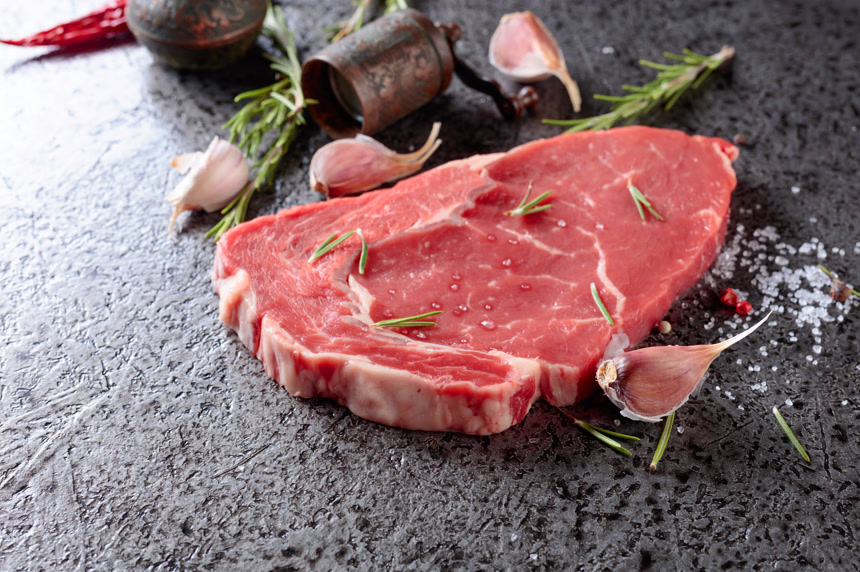 新鲜的牛肉片上面撒了一些香料和调味品