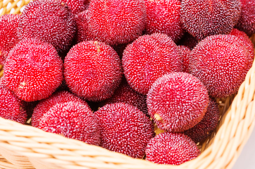 筐子里成熟的红色杨梅水果宣传