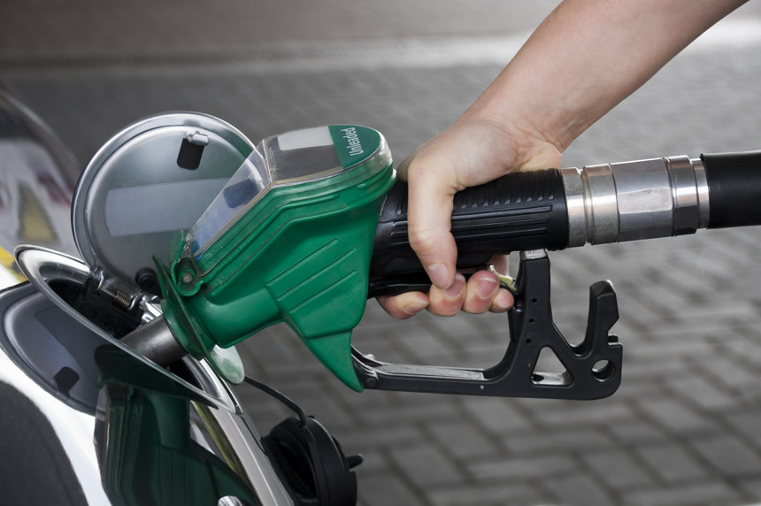 汽车加油油枪特写图燃油成本