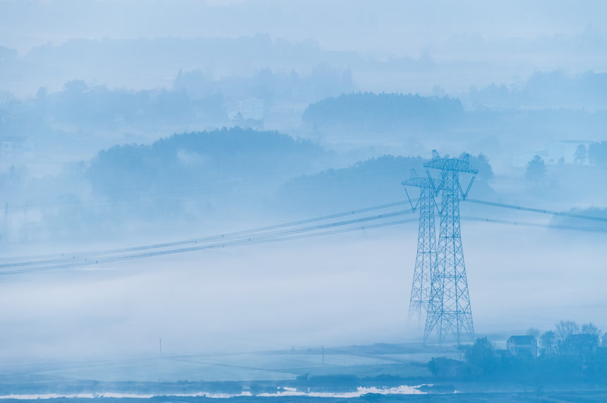 晨雾中的输电塔高压变压器工业