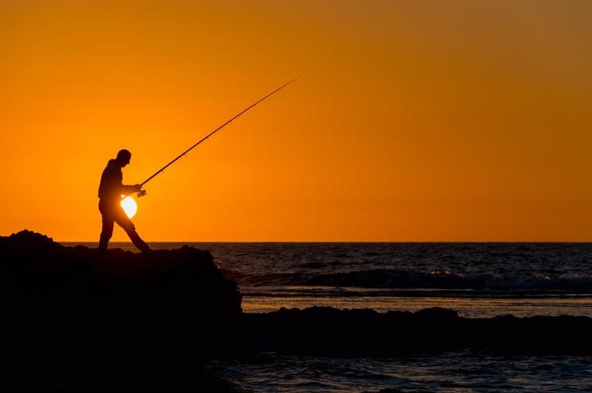 渔民在夕阳中钓鱼 