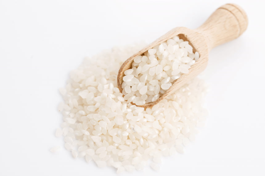 大米上装满大米的木勺白底图粮食美食食物