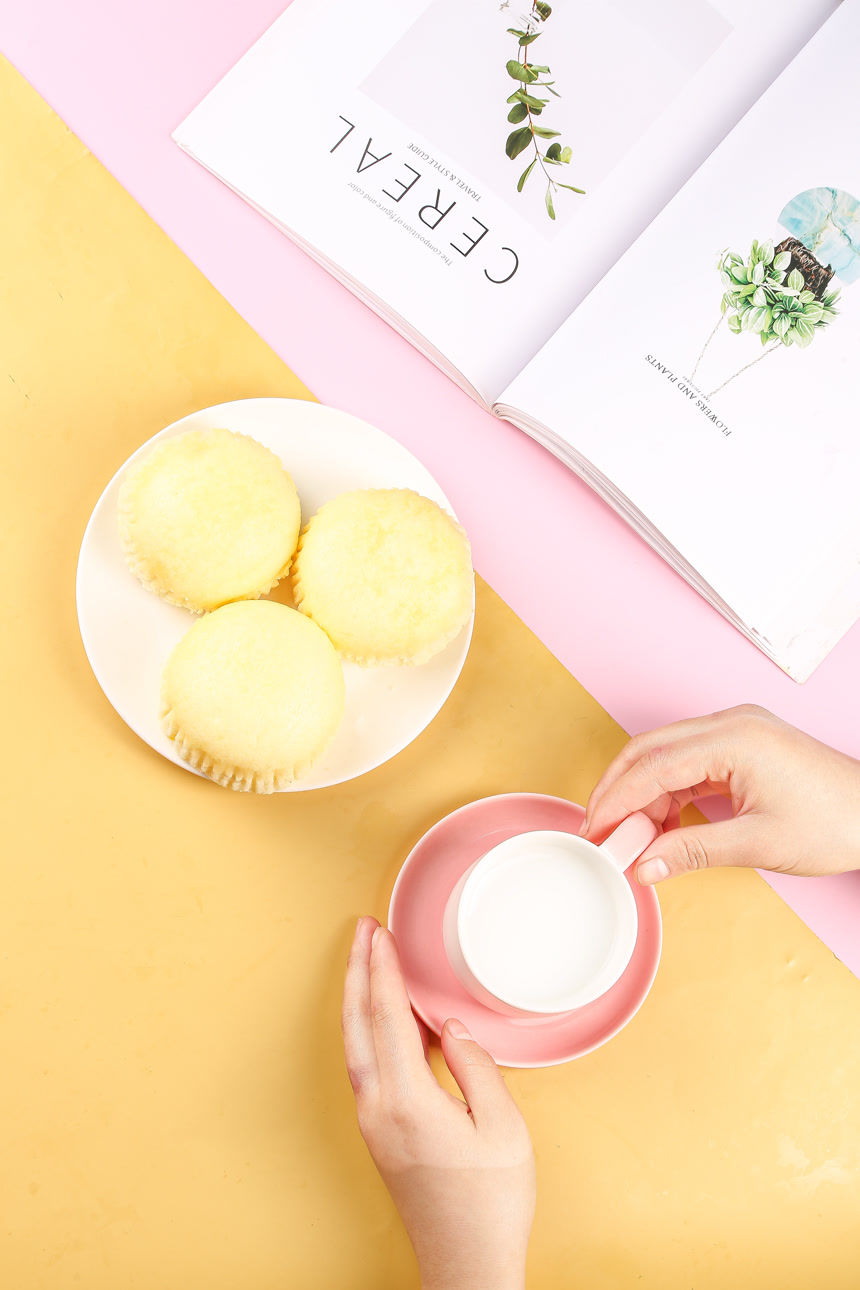 浅底上的蒸蛋糕