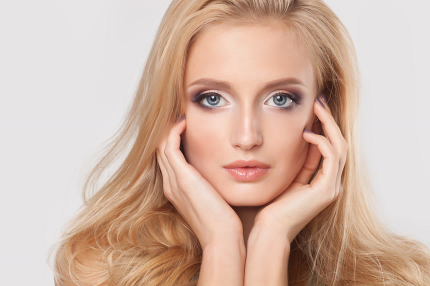 欧美金发外国女人手托脸部女模特