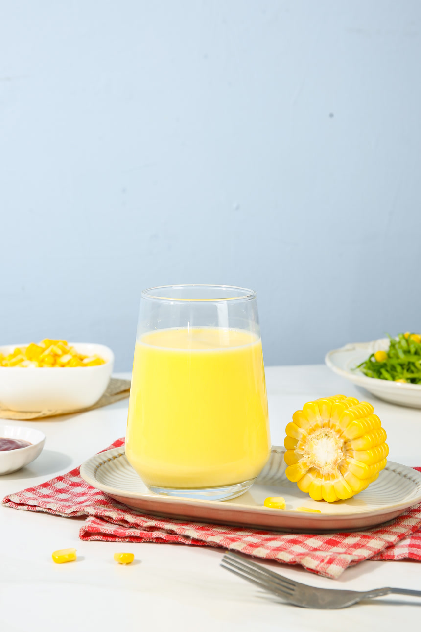 杯子里的玉米汁