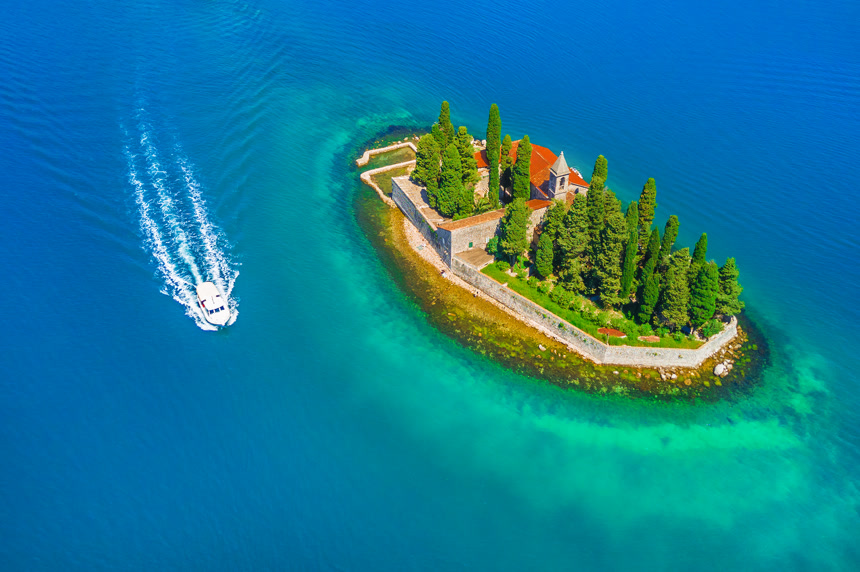 海水围绕的小岛、游艇航拍图 旅游宣传图