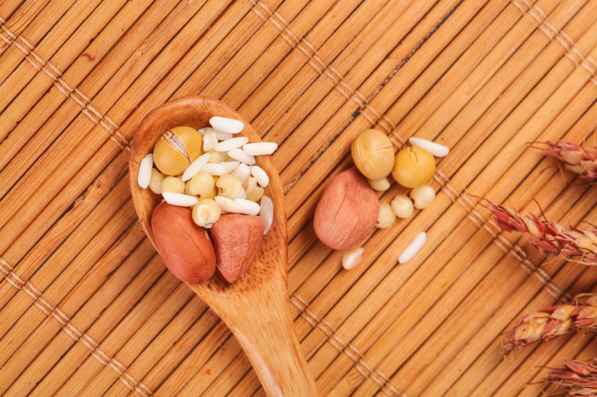 木底上的花生五谷豆浆