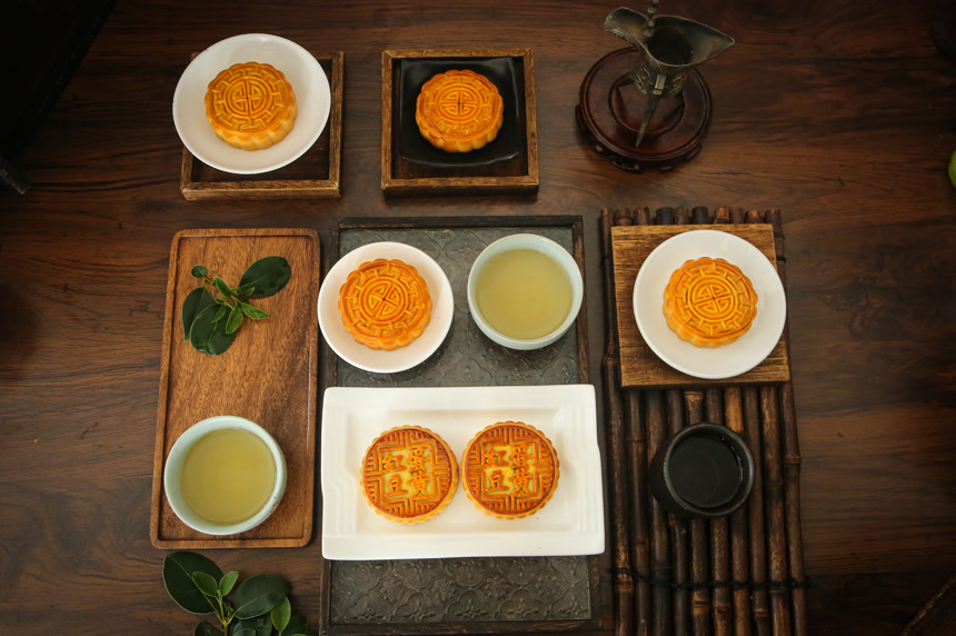 深底上的中秋月饼