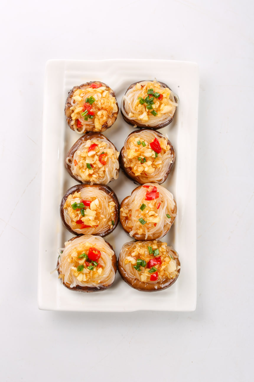 盘子里的香菇蒸粉丝