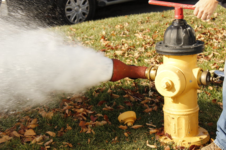 公园草地草坪上用于冲洗的防水水栓开口消防栓流量测试关闭检测阀门
