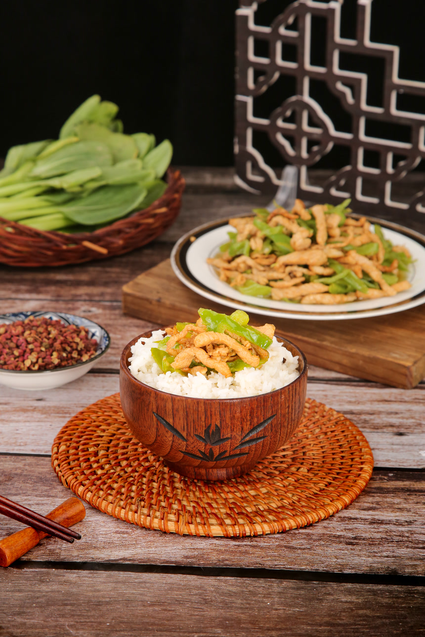 木底上的辣椒炒肉