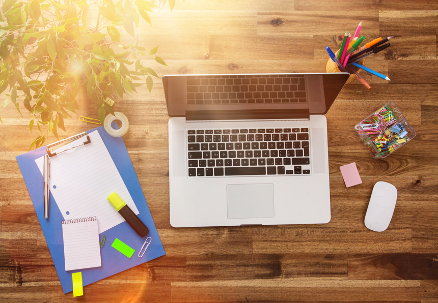 木桌上的办公物品办公场所宣传图温暖舒适