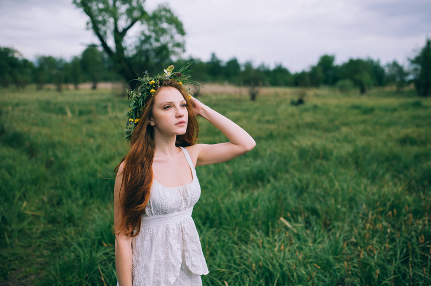 美丽的年轻女子头戴花环