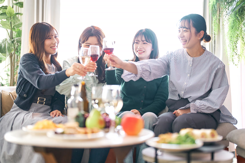 四个年轻女子的快乐聚会度假休闲娱乐