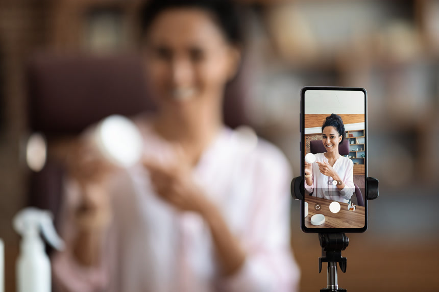 著名的美容美发博主使用智能手机录视频推荐美容美发产品生活方式