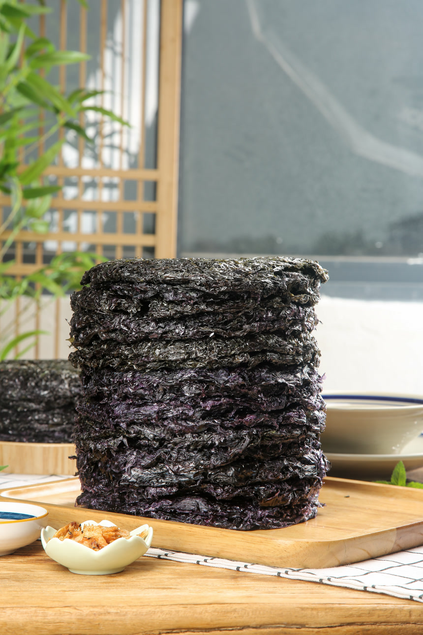 手里拿着大块紫菜