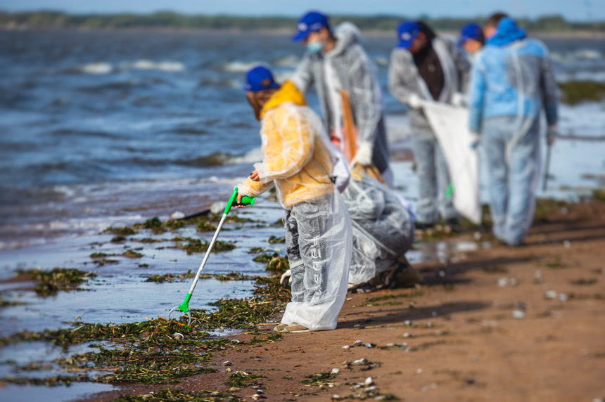 生态志愿者清除石油产品泄漏塑料垃圾和垃圾堆生态环保