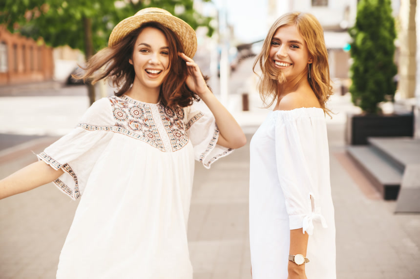 两个年轻时尚的美女走在大街上转身回眸一笑写真  人像摄影