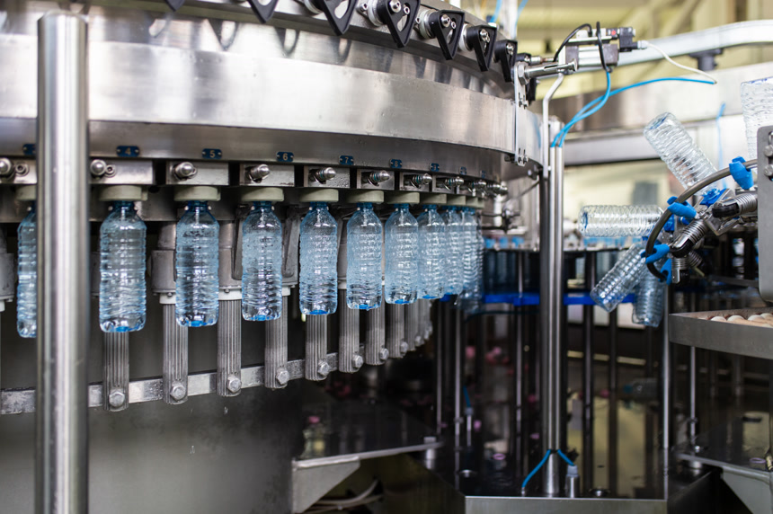 装瓶厂.用于加工碳酸水并将碳酸水装瓶到瓶子中的水装瓶生产线。制造机器 生产线