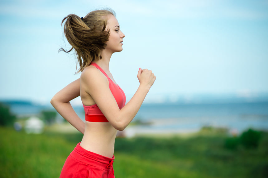 夏季公园农村公路跑步健身的年轻女人