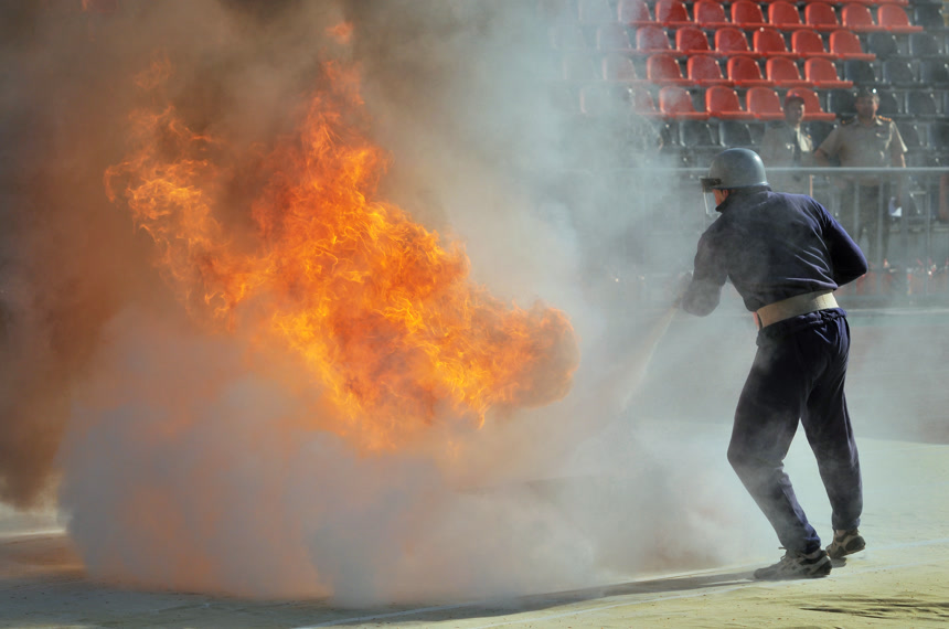 消防队员在培训期间用灭火器灭火消防局消防安全宣传