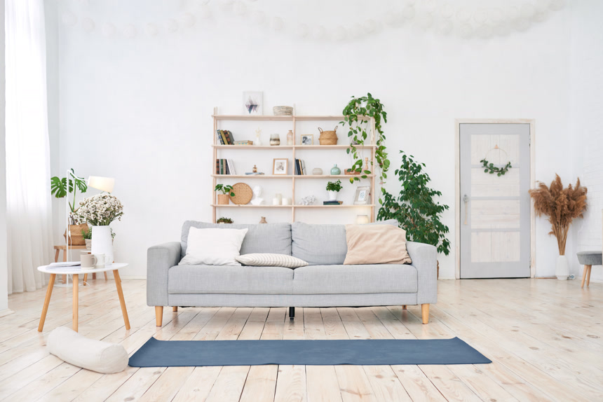 在现代的白色公寓里有一个大灯窗的瑜伽垫室内设计宣传