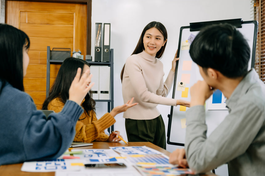 亚洲商人在办公室开会场景商务会议