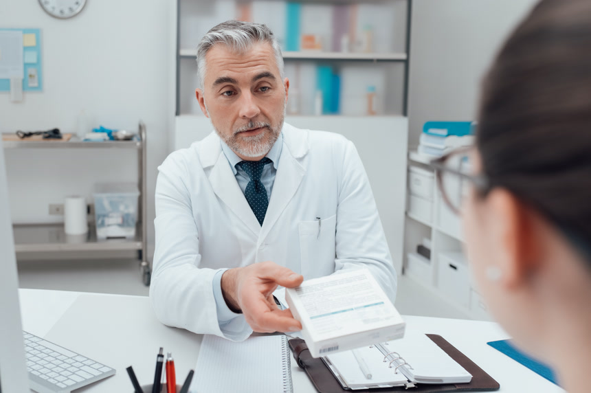 一名外国男医生拿出处方药医疗健康宣传图