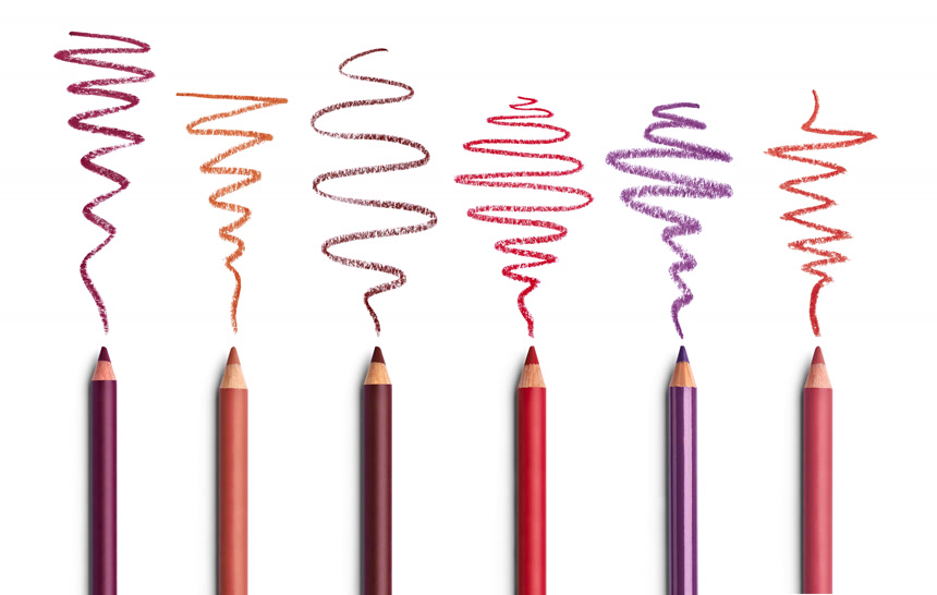 白色背景上彩色铅笔的线条特写