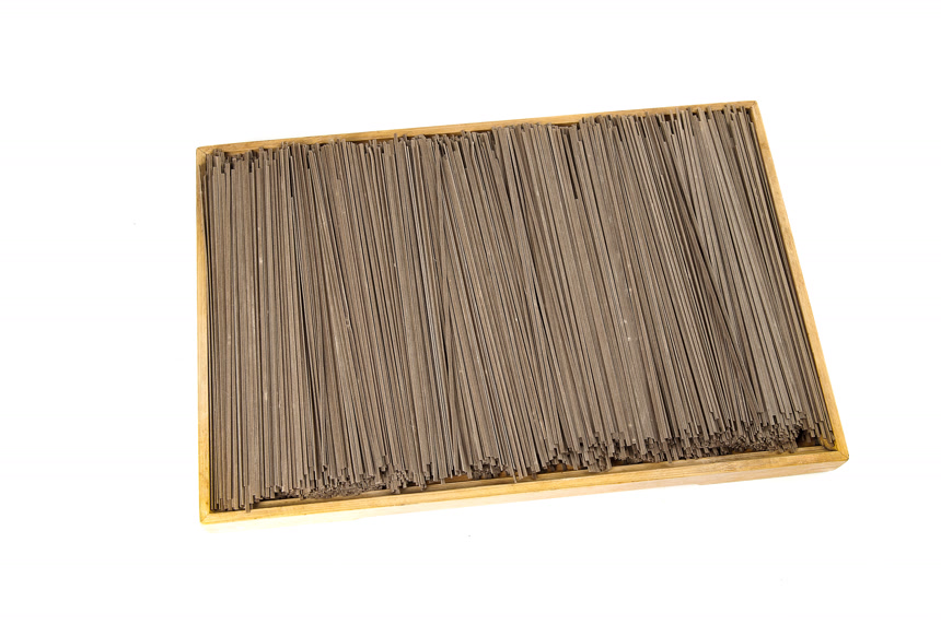 白底上的荞麦面