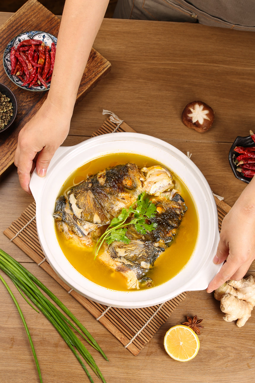木底上的鱼头汤