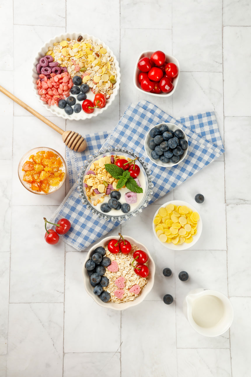 浅底上的水果燕麦