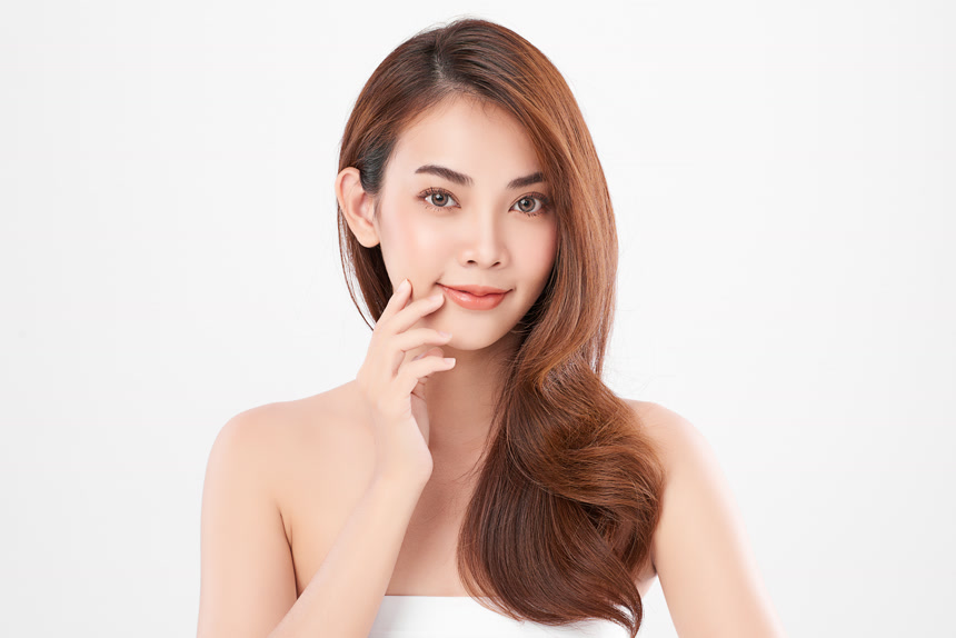 年轻美丽的亚洲女人有着洁白的背景脸蛋护理面部护理美容美发美容美发水疗亚洲女性肖像.