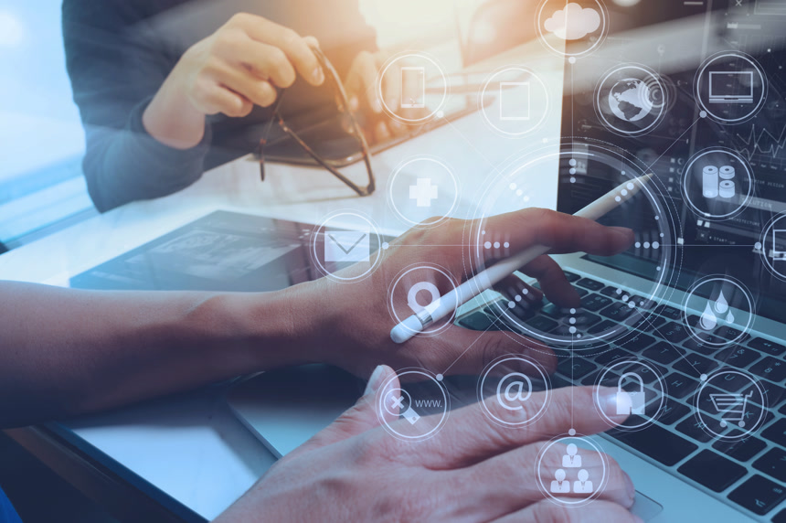 使用智能设备设计移动支付在线订购的设计师商人