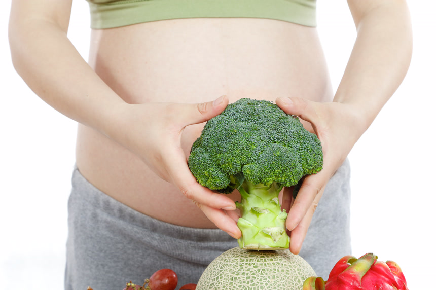 孕妇手里拿着西兰花