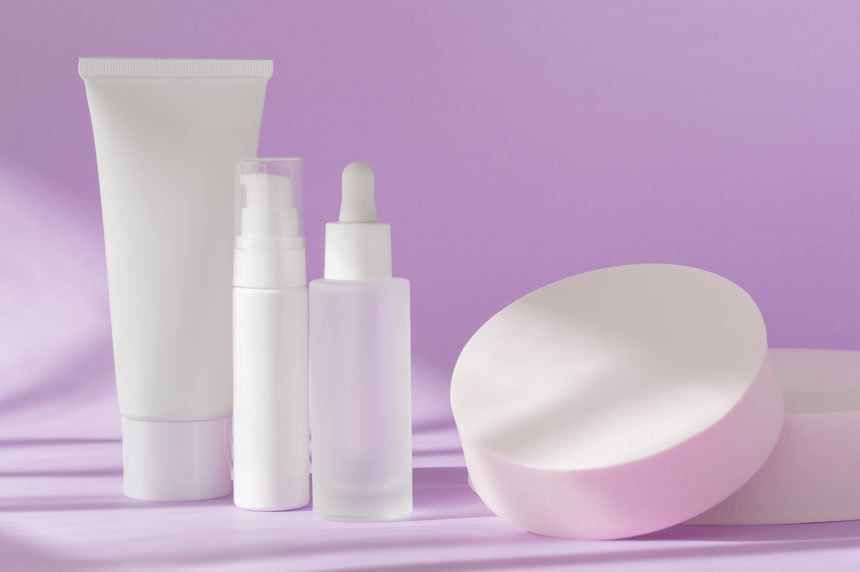 护肤化妆品瓶模仿紫丁香.采购产品奶油罐子管,血清玻璃瓶模板,乳液分配器在自然的背景与阴影,前视图.品牌温泉包装模拟.生活方式