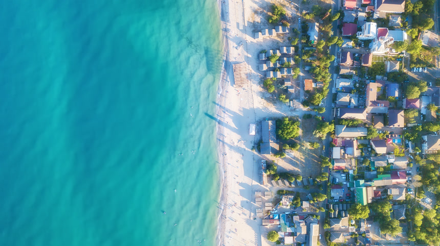 阳光明媚的法国海滩上的房子航拍图  旅游理念与宣传