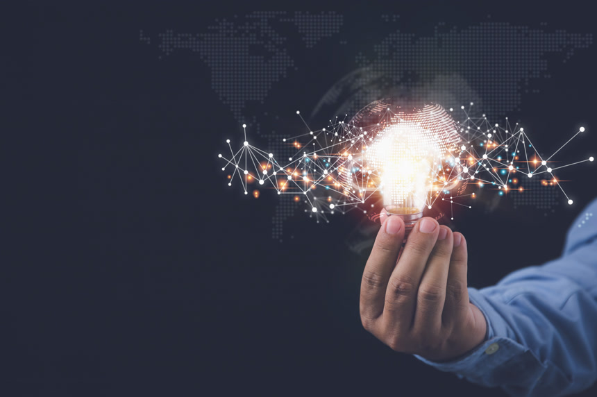 黑色背景手拿发光灯泡数据显示全息图概念链接点数据库计算机商业商务金融